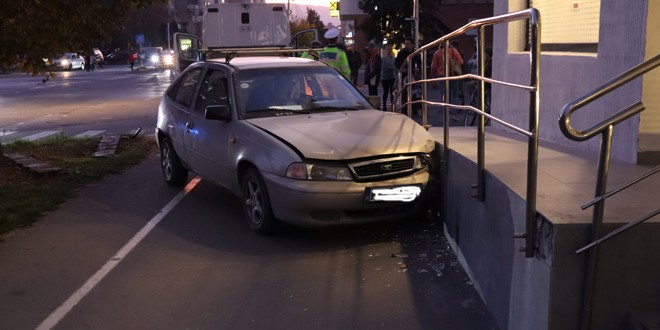 O mașină s-a oprit în zidul unei bănci din Miercurea Ciuc după ce șoferul a decedat la volan