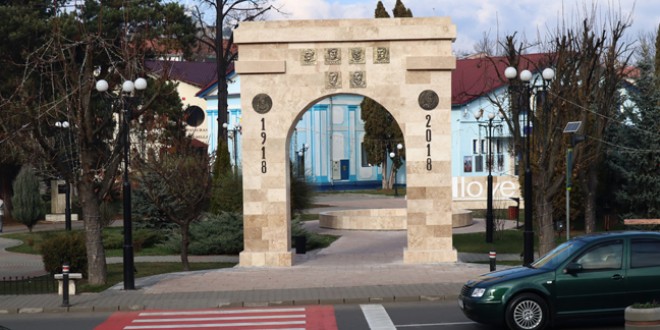 <h6><i>Manifestări dedicate Zilei Naționale a României organizate la Topliţa</i></h6>  Depuneri de coroane la Monumentul de la Secu, masă câmpenească cu sarmale şi fasole în centrul municipiului