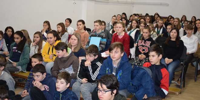 Mihai Eminescu omagiat de elevii maghiari, la tradiţionalul concurs de recitare