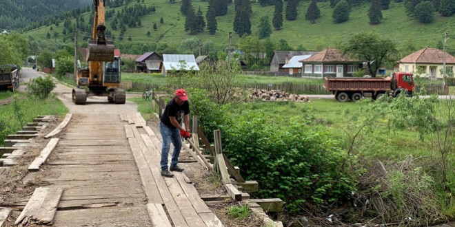 Au început lucrările la podul peste râul Bistricioara, care leagă Poiana Veche de Tulgheş