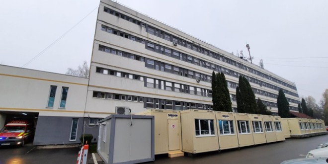 Spital modular destinat pacienţilor suspecţi de COVID-19, construit în curtea spitalului judeţean