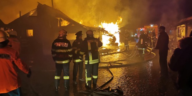 Un incendiu violent a cuprins locuințe din comunitatea de rromi de la Șumuleu