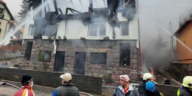 Vilă din Băile Tușnad, cuprinsă de flăcări după ce niște copii s-au jucat cu focul