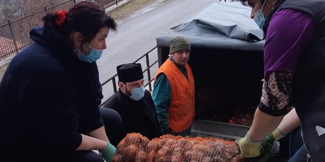 Episcopia ortodoxă sprijină Colegiul „Goga” cu 1,5 tone de cartofi