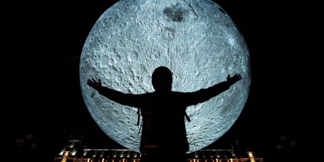 <h5><i>Rânduri de artă contemporană:</i></h5> Celebrele instalaţii „Luna” şi „Marte” ale cunoscutului artist britanic Luke Jerram, expuse zilele acestea în România