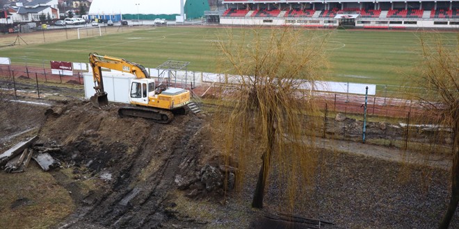Construirea noii tribune la stadionul de fotbal din Miercurea Ciuc a stârnit nemulţumirea locatarilor