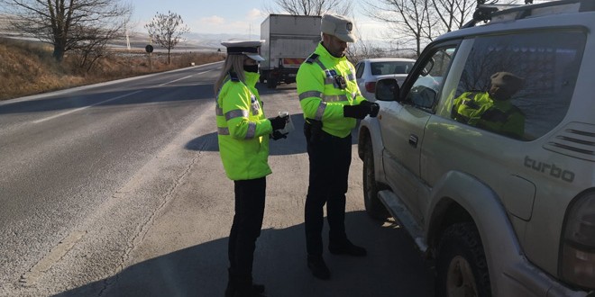 Acţiune inedită a poliţiştilor harghiteni: ceai cald şi cafea pentru şoferii opriţi în trafic în prag de sărbători