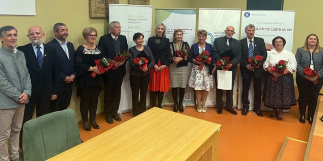 Premiul Pro Civitate decernat profesoarelor Elena Mîndru şi Camelia-Mirela Petruţ