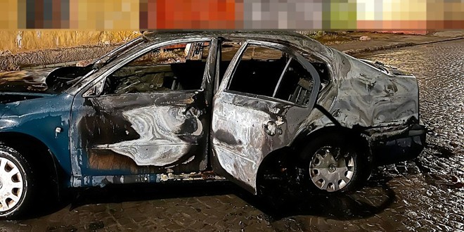 Mașină incendiată în Gheorgheni, doi bărbați reținuți de poliție