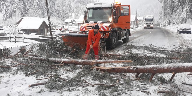 Circulație în condiții de iarnă pe mai multe drumuri naționale din Harghita