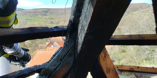 O mică parte din acoperișul căminului de bătrâni de la Locodeni a fost cuprins de flăcări