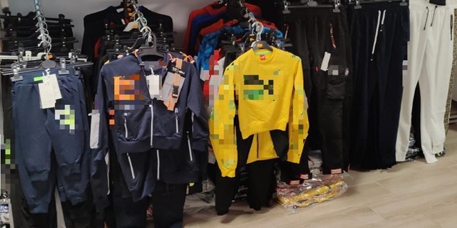 Polițiștii harghiteni au identificat și ridicat sute de îmbrăcăminte și jocuri de societate contrafăcute