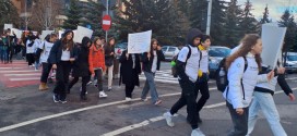 Aproximativ 200 de elevi din Miercurea-Ciuc au participat, joi, la Marşul Antifumat