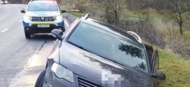 Trei tineri sunt bănuiți că au amenințat cu un cuțit o minoră în vârstă de 15 ani, după care au băgat-o într-un autoturism