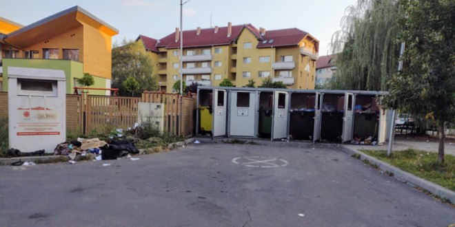 Miercurea-Ciuc: Problema tomberoanelor vandalizate şi a deşeurilor aruncate în proximitatea acestora, fără rezolvare momentan