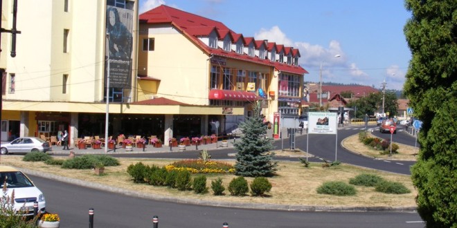 Cu permisul suspendat, gonea cu 108 km la oră, în municipiul Toplița