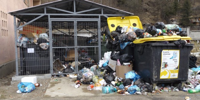 Bălan: Populaţia nemulţumită de faptul că deşeurile menajere din oraş nu au fost ridicate de aproape două săptămâni
