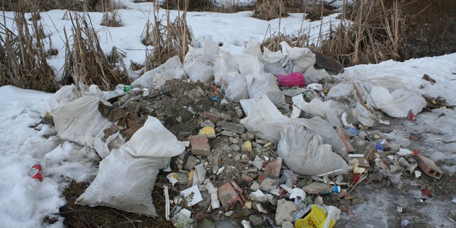 Încă se mai aruncă molozul pe terenurile de la marginea municipiului Miercurea Ciuc