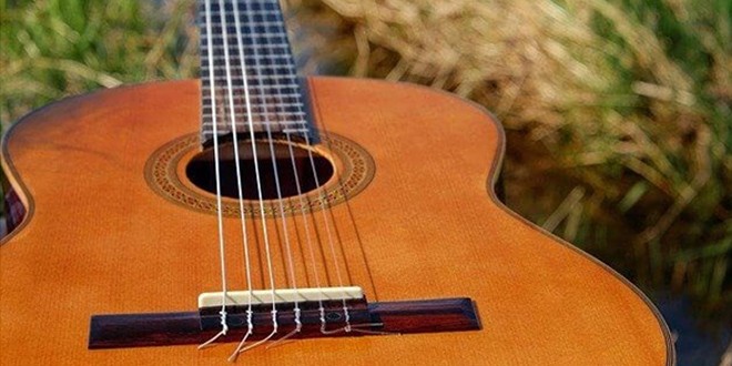 Cum să înveți singur să cânți la chitară? 5 pași de bază pe care trebuie să-i urmezi