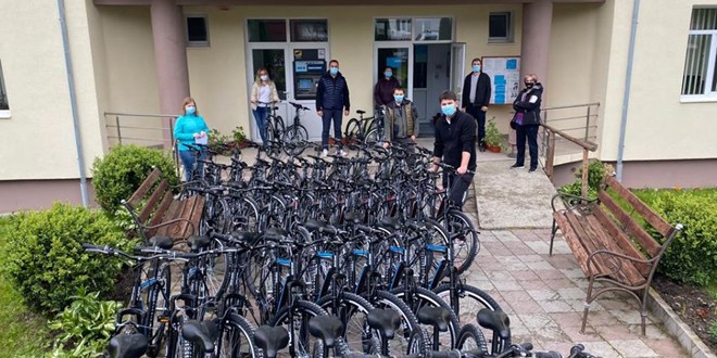 De ziua copilului, elevii din ciclul gimnazial din Corbu au primit în dar câte o bicicletă din partea Primăriei