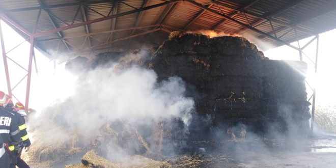 Incendiu la depozitul de paie al unei ferme de pui din oraşul Cristuru Secuiesc