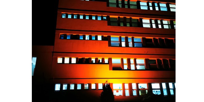 Spitalul judeţean iluminat în portocaliu, de Ziua Mondială a Siguranţei Pacientului