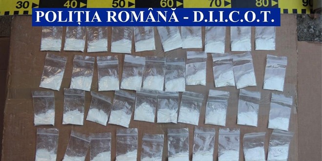 <h5><i>Odorheiu Secuiesc:</i></h5> Droguri de mare risc, aproape 40.000 de țigarete și 370 de litri de alcool de contrabandă, confiscate în urma mai multor percheziții domiciliare – imagini video