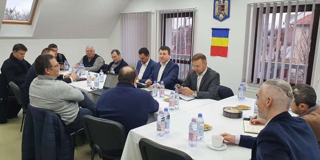 Discuţii cu liderii PSD şi PNL şi cu primarii din zona românească pe seama bugetului  judeţului