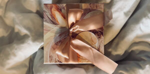 Top 4 cadouri pe care să le cumperi de Crăciun pentru prietena ta+Cadou împachetat